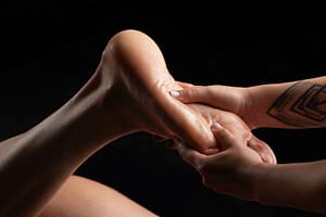 massage shiatsu de la plante d'un pied